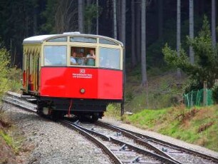 Standseilbahn bei Oberweissbach : Von der Talstation Obstfelderschmiede überwindet die steilste Standseilbahn der Welt für normalspurige Eisenbahnwagen auf einer Länge von 1360 m einen Höhenunterschied von 320 m bis zur Bergstation. Aufgenommen bei Oberweissbach am 29. April 2012