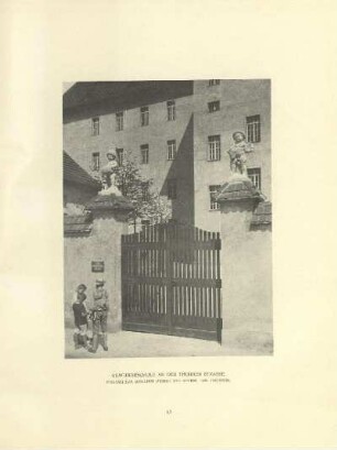 Gemeinde-Doppelschule an der Thorner Strasse. Eingang zum Schulhof (Herbst und Winter)