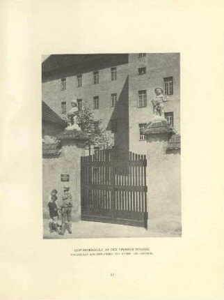 Gemeinde-Doppelschule an der Thorner Strasse. Eingang zum Schulhof (Herbst und Winter)