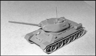 Freiburg: Holzspielzeug, Tank T 34 Modell, von unten