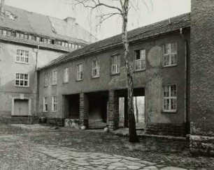 Dresden-Neustadt, Tannenstraße / östlich Hans-Oster-Straße. Ehemalige Kaserne der Sowjetarmee. Verbindungsbau zwischen zwei Dienstgebäuden mit Durchfahrt