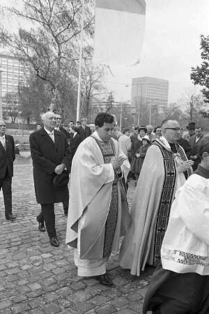 Primiz des argentinischen Neupriesters Bernardo Flores in der Bernharduskirche.
