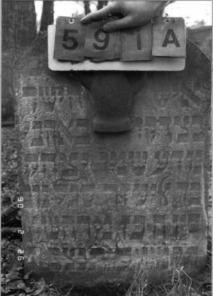Grabstein 591 (Index: 100115296) Material: Sandstein Zustand: verwittert Maße HxBxT: 78x53x11 cm Beschreibung: Stele mit Rundbogenabschluß Symbolik: Levitenkanne: Grabstein 591A