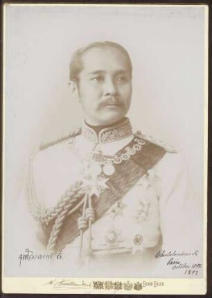 Chulalongkorn (Rama V.), König von Siam, in Uniform mit Auszeichnungen, Brustporträt.