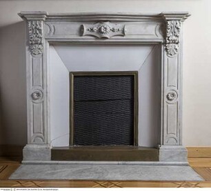 Kamin mit Akanthuskonsolen und Ornamentkartusche