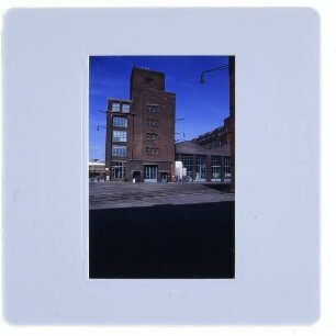 Berlin, AEG-Fabriken am Humboldthain : Innenhof mit Blick auf AEG Fabrik für Transformatoren und Hochspannungsmaterial