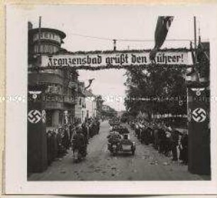 Franzensbader Bevölkerung begrüßt Adolf Hitler