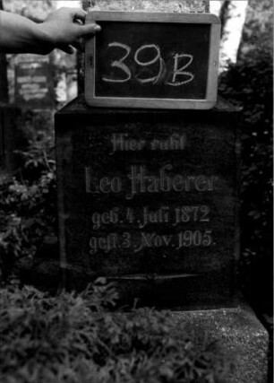 Grabstein 39 (Index: 100110020) Material: Granit Zustand: leicht verwittert Maße HxBxT: 188x37x37 cm Beschreibung: Obelisk, getreppter Sockel Symbolik: Palmwedel: Grabstein 39B