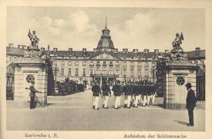 Postkratenalbum. "Karlsruhe i. B. - Aufziehen der Schlosswache". Schloss