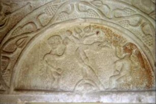 romanisches Tympanon Südseite, Mittelteil: Die Schlange reicht Eva den Apfel