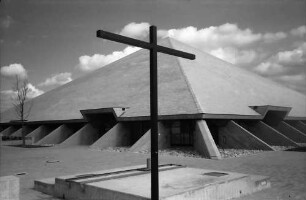 Freiburg, Weingarten: St. Andreas-Kirche, Zeltbau, von Südwesten, mit Kreuz
