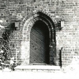 Cottbus. Dorfkirche Madlow (1301/1500). Portal der Vorhalle (1501/1600)