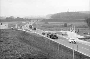 Allensbach: Umgehungsstraße von der Brücke nach Norden mit Kolonne