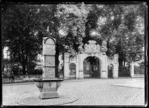 Nassau, Am Marktplatz. Kriegerdenkmal mit Reliefs und Toranlage mit Wappen des Steinschen Schlosses