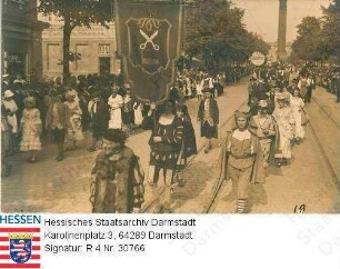 Darmstadt, 1925 Juni 28 / Umzug zum 'Fest der Arbeit' des Gewerkschaftskartells Darmstadt / hier: Zug der Schneider und Zimmerer in der Rheinstraße