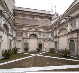 Palazzo Pio Sodalizio dei Piceni, Cortile pensile
