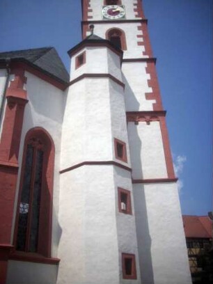 Stadtkirche - Kirchturm (im Kern Spätromanisch) mit Treppenturm und Chor (Neubau Jahr 1605) in Übersicht