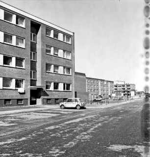 Stemwarde-Siedlung: Sandweg, Sandkamp, Sandhöhe: Wohnungsbau: Wohnblockbebauung der BEWOBAU Hamburg: Wohnblocks vor und nach Fertigstellung: hinten rechts Baukran und Einfamilienhaus: vorn Straße mit Parkplätzen und Pkws