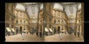 Geschäfte und Passanten in der Galleria Umberto, Neapel