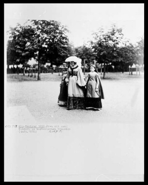 Ulm, Festumzug 1898, Frau mit zwei Kindern in historischen Trachten, 16./17. Jh. (?)