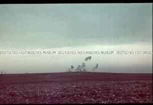 Granateneinschläge auf einem Feld an der Ostfront ?