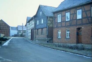 Dorfstraße mit Hausfassaden
