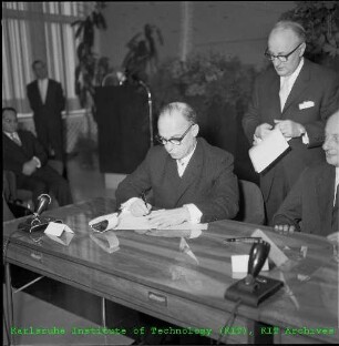 Unterzeichnung des Vertrags zur Gründung und zum Betrieb des Instituts für Transurane (ITU) zwischen der Bundesrepublik Deutschland (BRD)/Gesellschaft für Kernforschung (GfK) und der Europäischen Atomgemeinschaft (EURATOM) im Bürgersaal des Karlsruher Rathauses