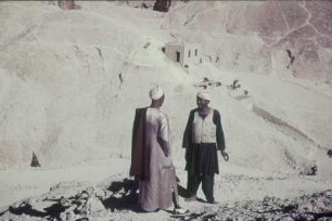 Reisefotos Ägypten. Zwei Männer auf einem Weg im Wüstengebirge