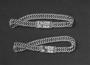 Zwei Kettenarmbänder, Schließe mit emaillierten Doppelwappen