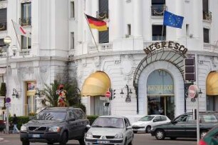 Nizza - Eingang zum Hotel Negresco : Haupteingang des Luxus-Hotels Negresco an der Promenade des Anglais in Nizza. 2006
