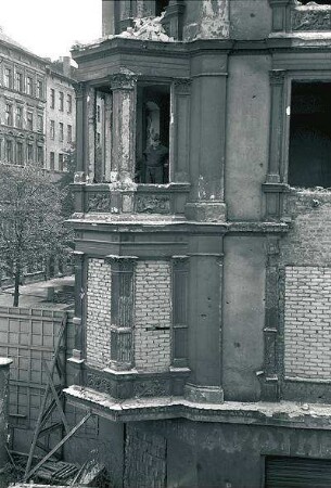 Berlin: Die Pressefahrt; Bernauer Straße; Eckerker mit Posten