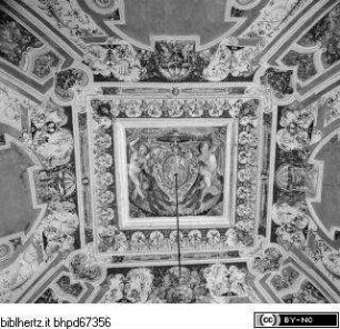Groteskendekoration mit zentralem Wappen des Kardinals Ippolito d'Este