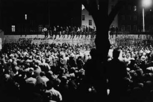 Am geöffneten Grenzübergang EberswalderStraße/Bernauer Straße ? (Staatsgrenze zu Westberlin/Berliner Mauer)