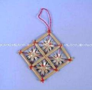 Christbaumschmuck: quadratischer Anhänger mit Sternen