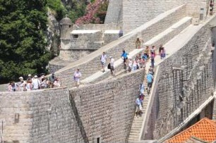 Dubrovnik - Touristen auf der Stadtmauer : Touristen laufen auf der Stadtmauer, aufgenommen am 2. Juli 2010 in Dubrovnik