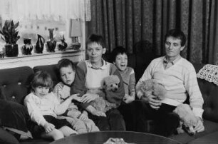 Familie W. mit Hunden im Wohnzimmer