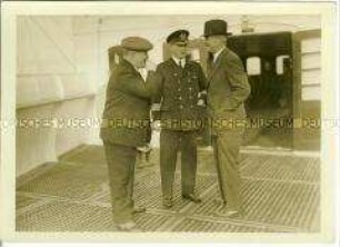 Leopold Ziegenbein, Kapitän und Kommodore des Hochseepassagierdampfers "Bremen", mit Passagier an Deck