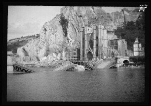 Dinant (Provinz Namur, Belgien): zerstörte Brücke über die Maas (Gewässer) und beschädigte Kirche Notre-Dame ("Maasübergang I. Armee-Korps")