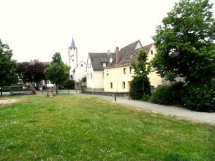 Stadtbefestigung-Ansicht im Südosten - Bereich obere Spitalgasse-Stadtmauer von Feldseite (Wehrgang im 19 Jh abgetragen) im Verlauf nach Westen (mit Stadttor-oberes Tor)
