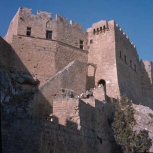 Lindos (Rhodos). Johanniter-Burg, Touristenandrang zur Johanniter-Burg