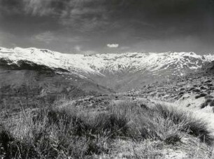 Landschaft in den Alpujarras mit der Sierra Nevada, Andalusien