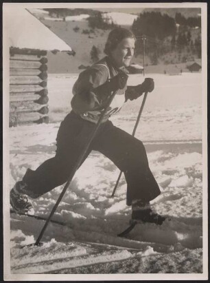 BDM-Mädchen beim Aufwärmen mit Skiern in Garmisch-Partenkirchen