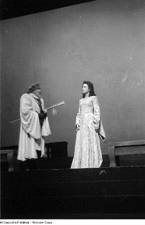 Szenenbilder aus dem Stück "Hamlet" von William Shakespeare am Deutschen Theater Berlin : Szene mit Paul Wegener als Polonius (links) und Agathe Poschmann als Ophelia (rechts)