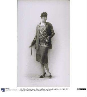 Frau in Jacke, Bluse und Rock von Nicole Groult