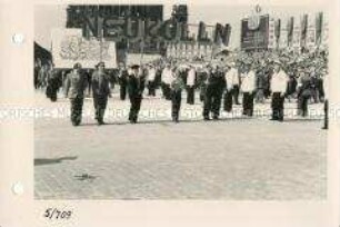 Westberliner Bürger im Demonstrationszug zum 1. Mai 1953 in Berlin