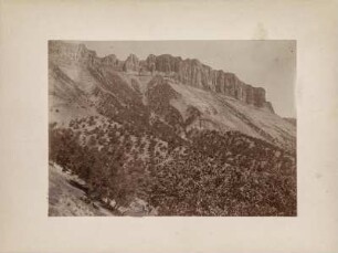 Bergkamm : Bergkamm und Abhang im Zagros-Gebirge mit Mandel- und Maulbeerbaumkulturen auf 2700 Meter Höhe.