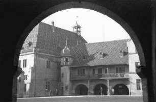 Colmar: Durchblick durch Bogen auf das Kaufhaus
