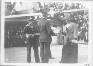Weltreisen. Hochseepassagierdampfer Cleveland, Bordaufnahmen. Siegerehrung für das Eierlaufen während der Bordspiele an Deck der Cleveland