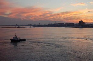 Tripolis - Hafen und Stadt : Hafen und Stadt Tripolis, Libyen, am Morgen, aufgenommen 2006