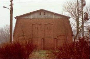 Neuhof: Wirtschaftsgebäude aus Backstein mit Mansardgiebeldach: Giebelseite mit Lisenen, Jahreszahl 1878, Giebelspitze mit Verbretterung